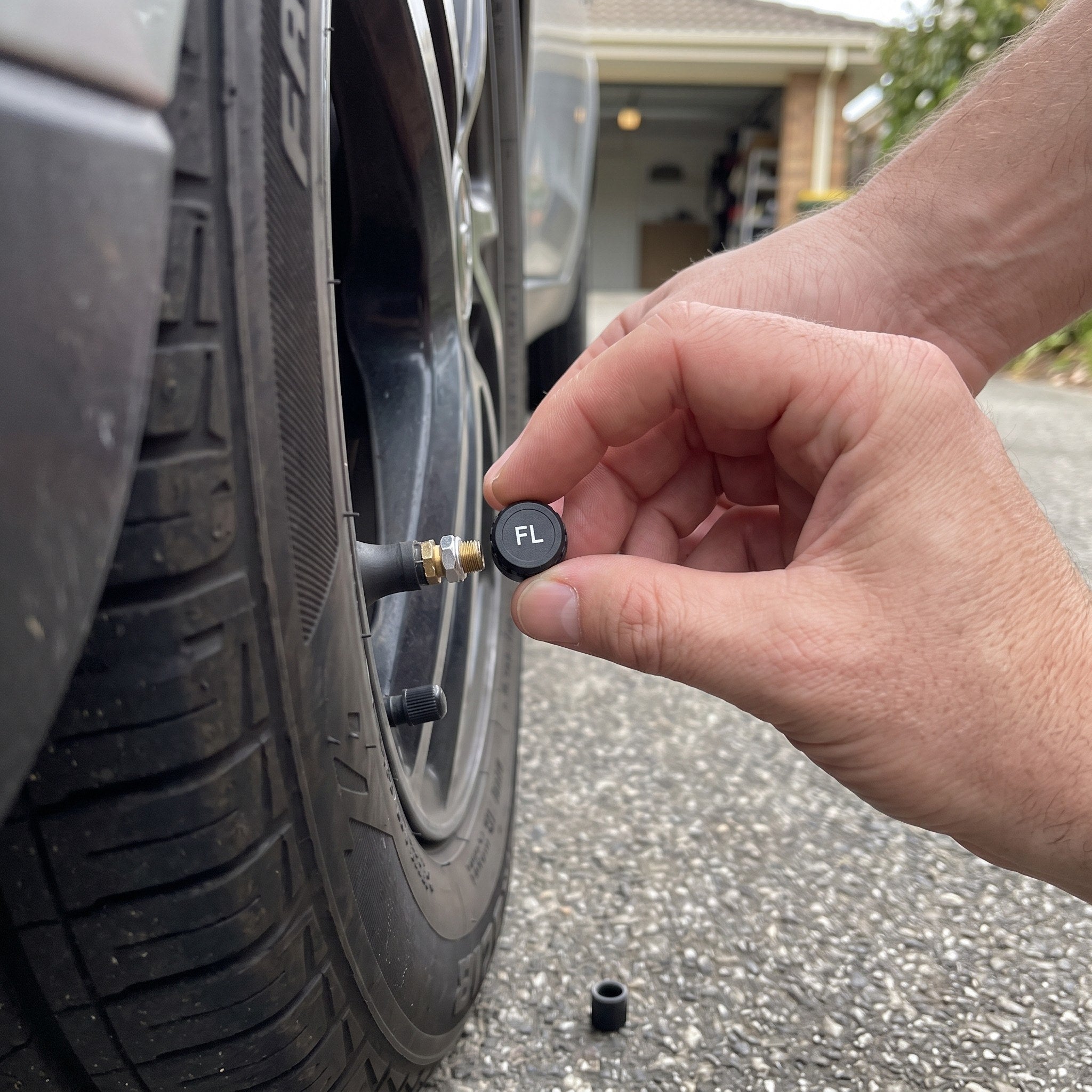 Screw-on sensor setup at the tyre valve