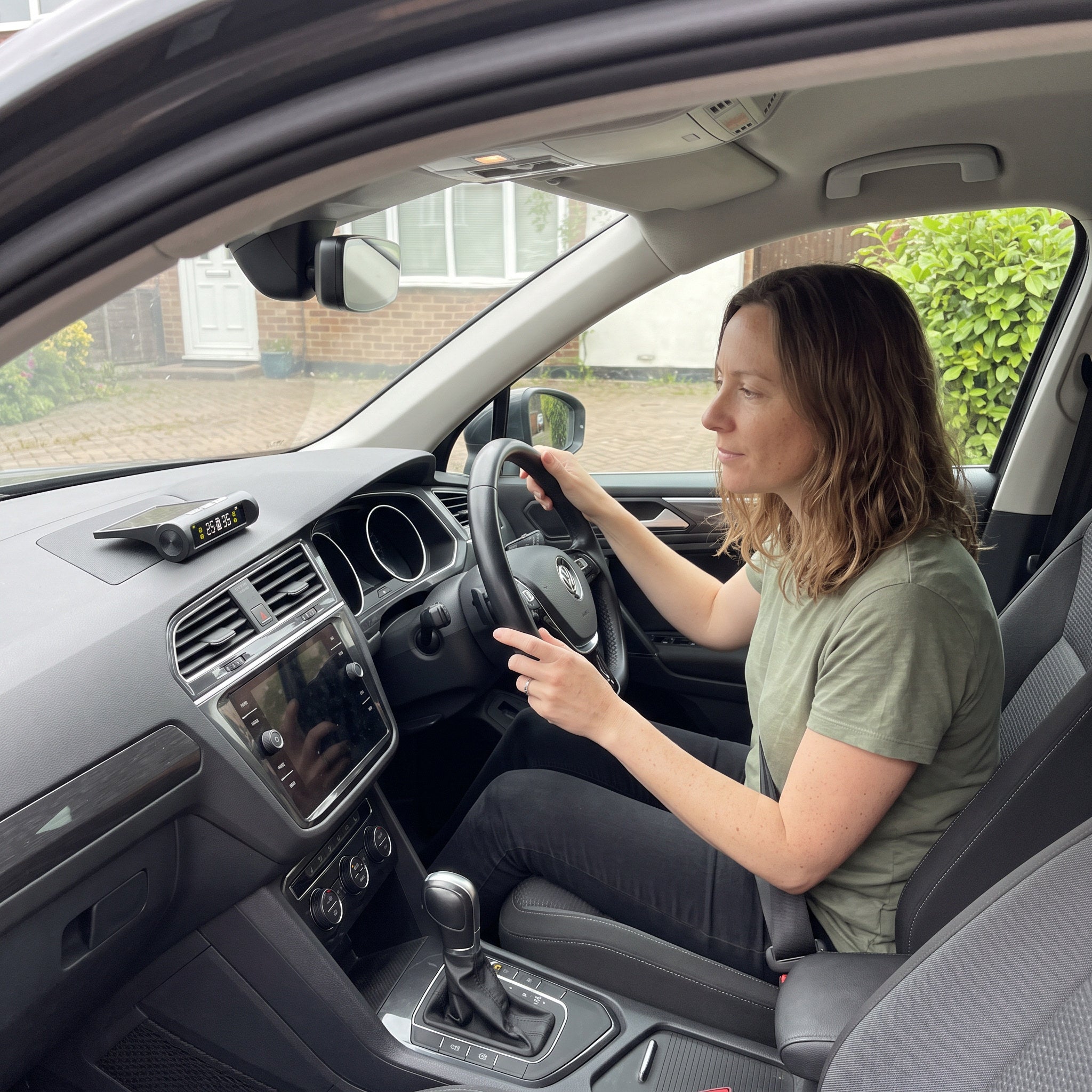 Roadstead solar monitor in everyday car and road-trip use scene 10